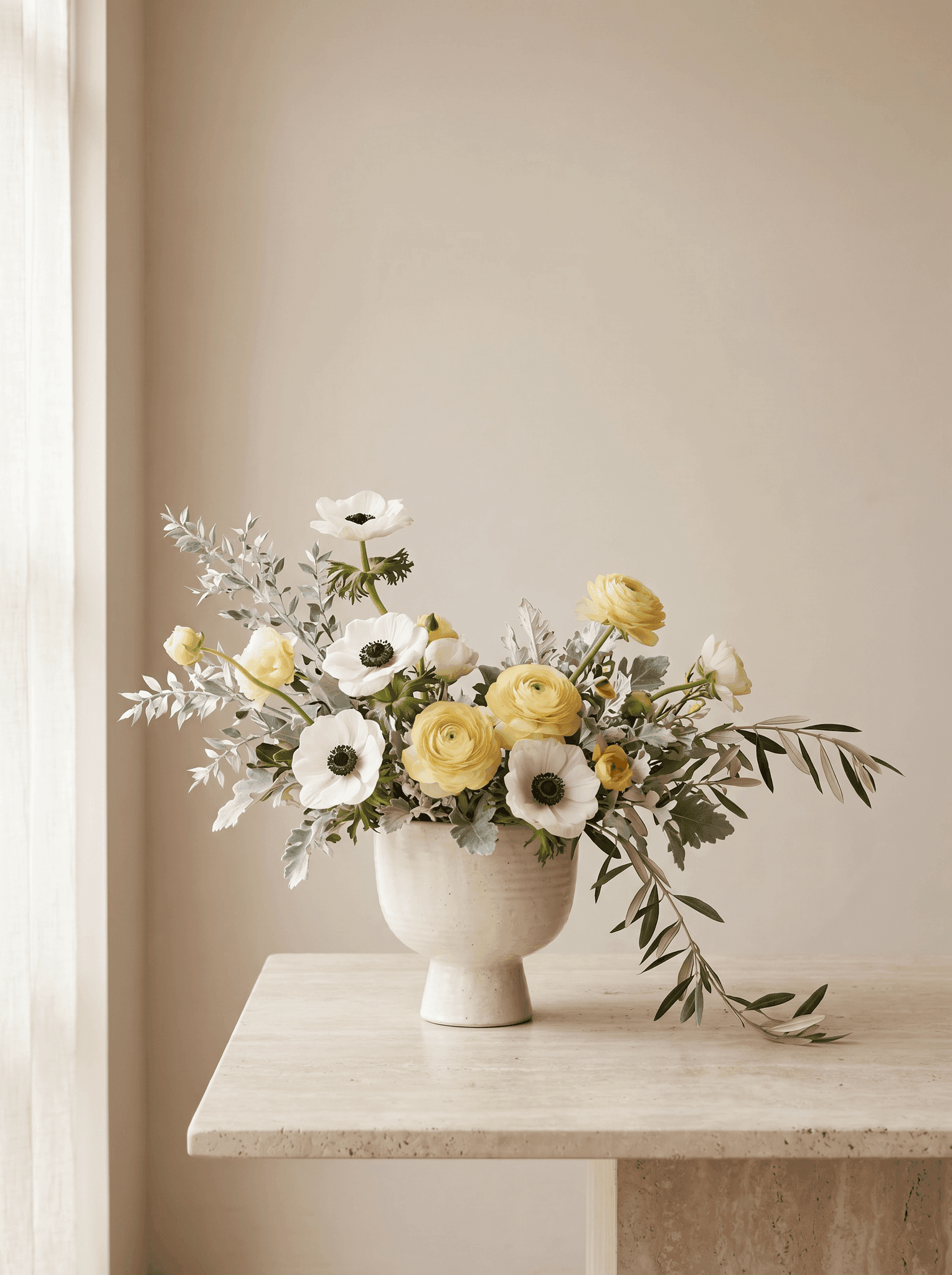 Atelier — Vase en céramique, fleurs choisies.